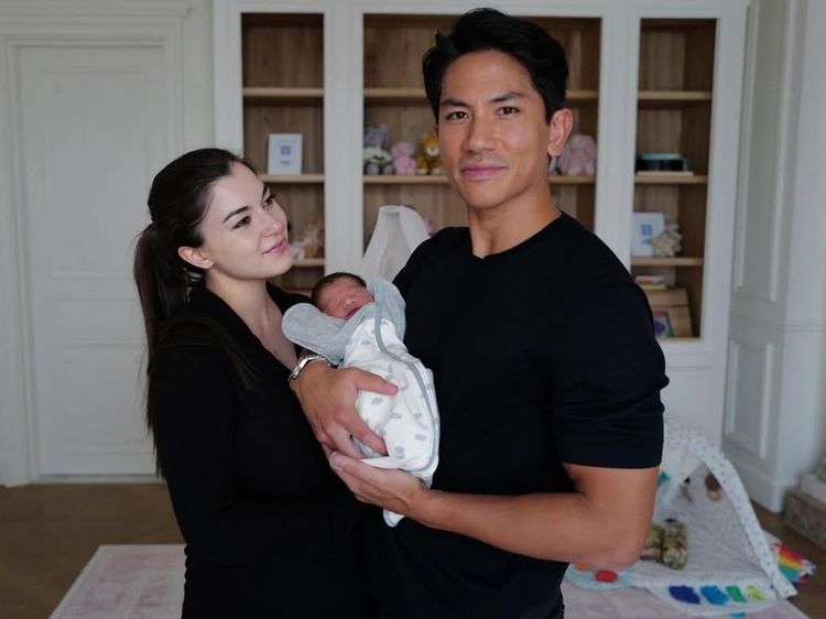 Potret Pangeran Mateen-Anisha Rosnah Kenalkan Bayi Zahra Mariam Bolkiah