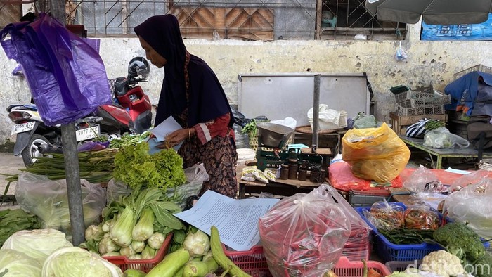 Para pedagang di Pasar Peterongan, Kecamatan Semarang Selatan, Kota Semarang, Kamis (12/2/2026).
