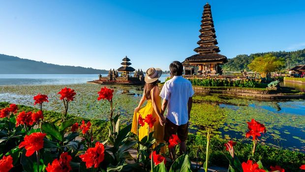 Pasangan turis di Ulun Danu Beratan di Bedugul, Bali.