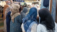 Ibu-ibu Tumpah Ruah ke Tanah Abang Jelang Puasa, Gamis Jadi Rebutan