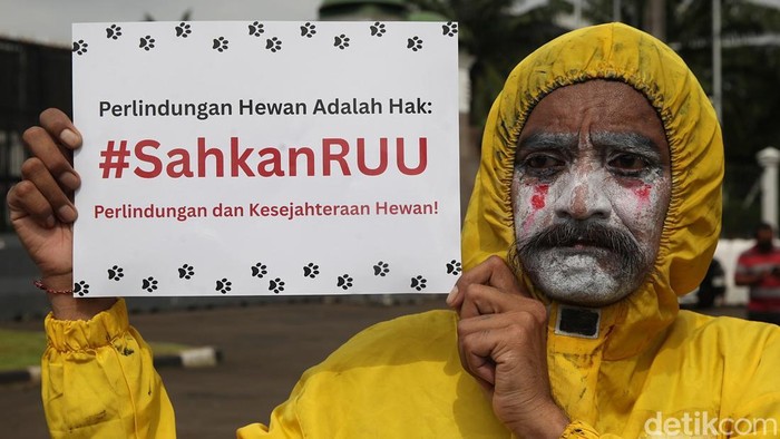 Peserta aksi dari komunitas Dog Meat Free Indonesia menggelar unjuk rasa di depan Gedung DPR/MPR, Jakarta, Kamis (12/2/2026).