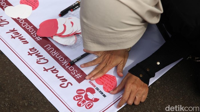 Peserta aksi dari komunitas Dog Meat Free Indonesia menggelar unjuk rasa di depan Gedung DPR/MPR, Jakarta, Kamis (12/2/2026).