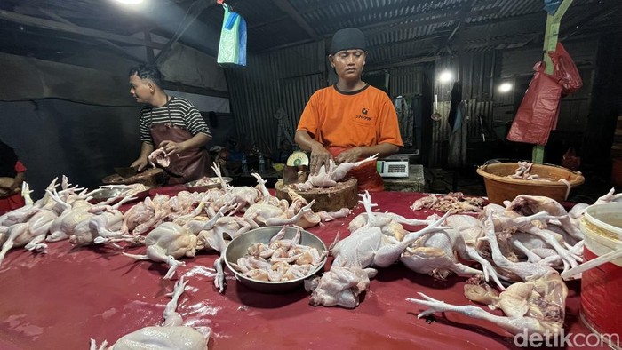 Pedagang ayam di Pasar Lau Dendang, Deliserdang. (Kartika Sari/detikSumut)