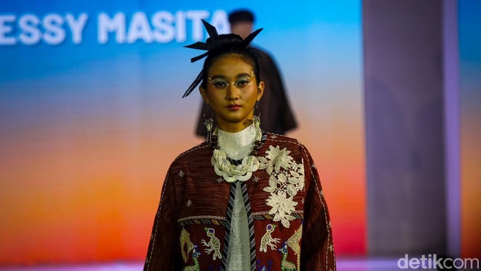 Peragaan busana di peluncuran Jogja Fashion Week 2026 di GIK UGM, Kamis (12/2/2026)