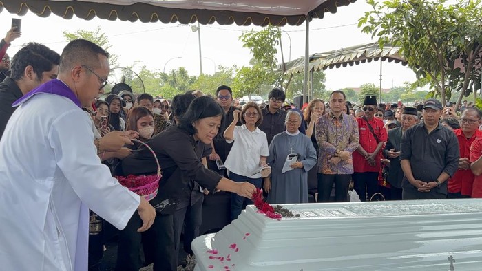 Prosesi pemakaman Ketua DPRD Surabaya Adi Sutarwijono di TPU Keputih