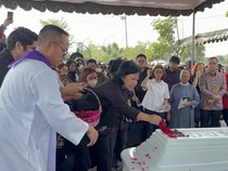 Video: Momen Haru Pemakaman Ketua DPRD Surabaya Adi Sutarwijono