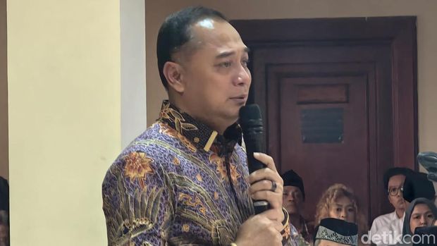 Penghormatan terakhir untuk mendiang Ketua DPRD Surabaya Adi Sutarwijono Penghormatan terakhir untuk mendiang Ketua DPRD Surabaya Adi Sutarwijono