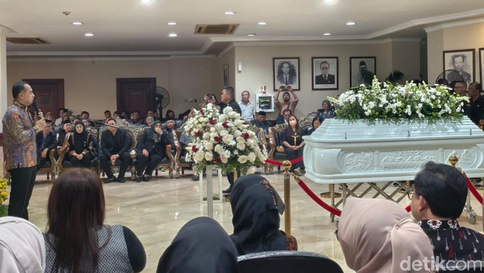 Penghormatan terakhir untuk mendiang Ketua DPRD Surabaya Adi Sutarwijono