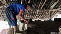 Suraji yang sudah 20 tahun menjadi pengrajin genting tanah liat ini, genting tanah liat kalah bersaing dengan atap berbahan metal dan asbes yang dinilai lebih praktis dan murah.