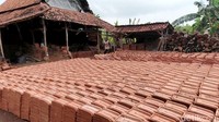 Namun, sejak program Gentengisasi digulirkan dengan mendorong penggunaan produk lokal untuk proyek pembangunan, semangat warga kembali tumbuh.