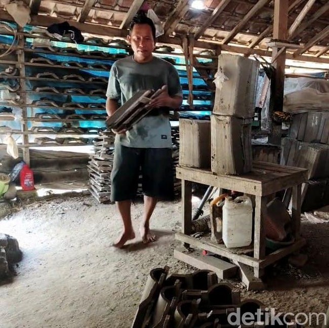 Perajin Genting di Lamongan Kembali Bergeliat