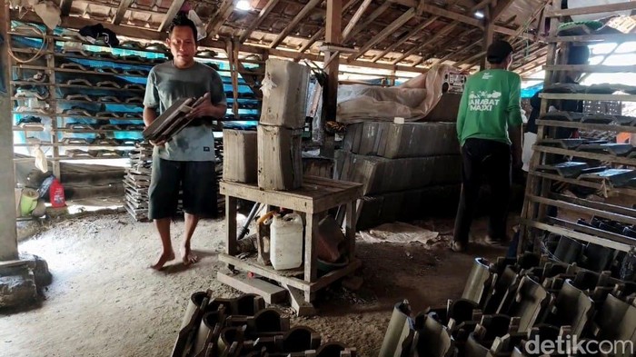 Perajin Genting Lamongan