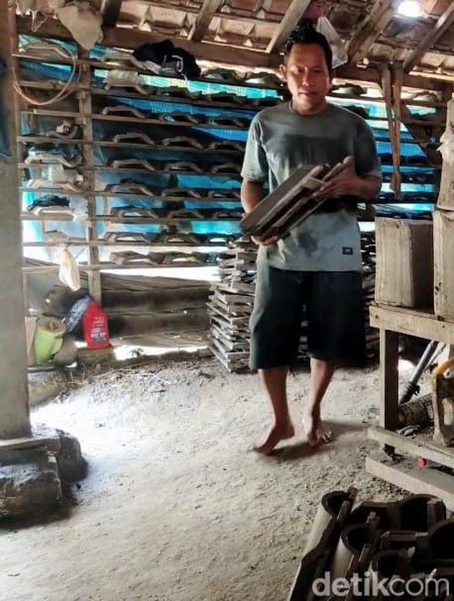 Perajin Genting di Lamongan Kembali Bergeliat