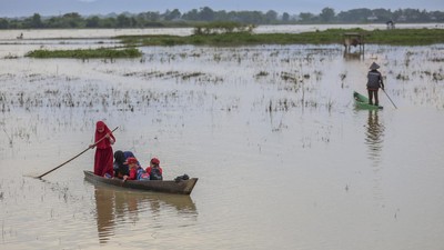 Perjuangan Siswa Naik Sampan Tembus Banjir Demi Sekolah