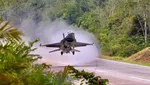 Penampakan Jet Tempur F-16 dan Super Tucano Landing di Jalan Tol