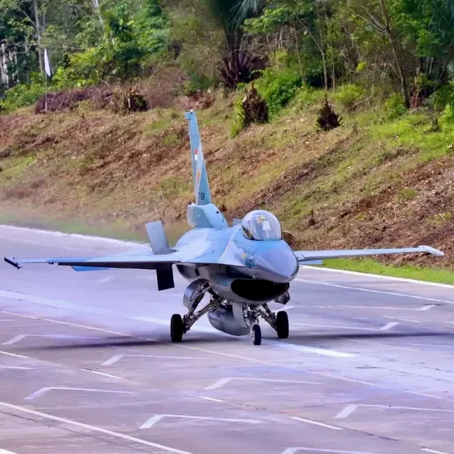 Penampakan Jet Tempur F-16 dan Super Tucano Landing di Jalan Tol
