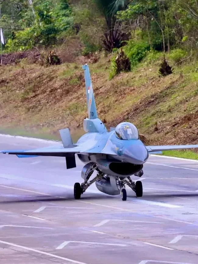 Penampakan Jet Tempur F-16 dan Super Tucano Landing di Jalan Tol