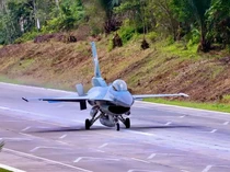 Penampakan Jet Tempur F-16 dan Super Tucano Landing di Jalan Tol