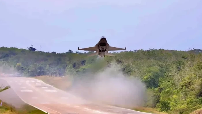 Pesawat tempur TNI AU, yakni, EMB-314 Super Tucano dan F-16 Fighting Falcon, berhasil melaksanakan uji coba pendaratan dan lepas landas di Tol Trans Sumatera. (dok TNI AU)