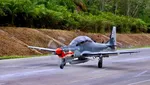 Penampakan Jet Tempur F-16 dan Super Tucano Landing di Jalan Tol