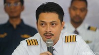 Ketum IPI Capt Muammar Reza Nugraha menyampaikan pernyataan sikap IPI terkait tewasnya pilot dan kopilot Smart Air, Egon ErwanP dan Baskoro oleh OTK dalam konferensi pers di Pondok Aren, Tangerang Selatan, Kamis (12/2/2026). Egon dan Baskoro tertembak di Bandara Korowai Batu, Kabupaten Boven Digoel, Papua Selatan. 