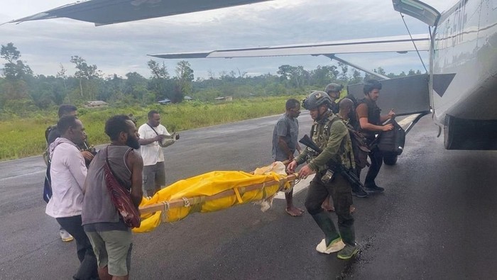 Sebanyak 39 warga di Kabupaten Boven Digoel, Papua Selatan, mengungsi usai anggota kelompok kriminal bersenjata (KKB) menembak mati pilot dan kopilot Smart Air di Bandara Korowai Batu.