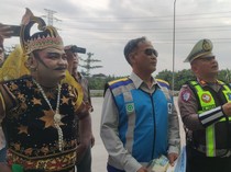 PJR Polda Jatim Libatkan Gatotkaca Sosialisasi ke Sopir di Tol Nganjuk