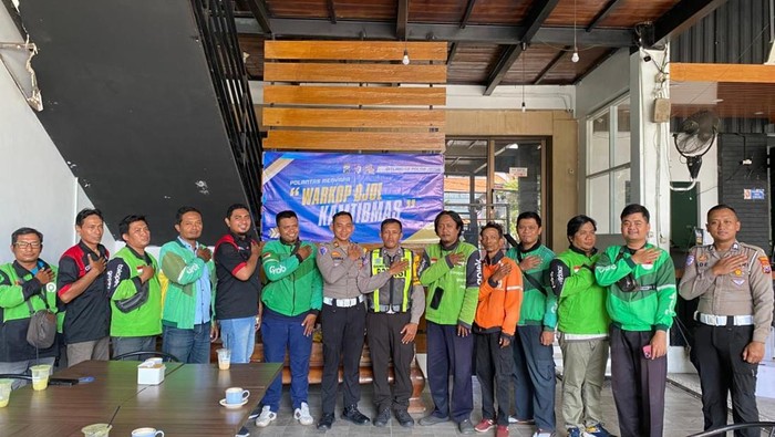 Polantas Ngopi Bareng Ojol di Lamongan
