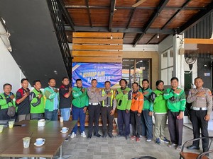 Ngopi Bareng Ojol, Polantas Lamongan Sosialisasi Ops Keselamatan