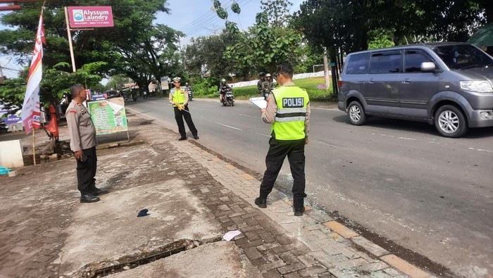 Polisi melakukan olah tempat kejadian perkara di lokasi kecelakaan beruntun di Gowa.