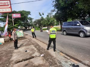 Gagal Salip HR-V, Pikap di Gowa Terguling-Tabrak Motor Arah Berlawanan