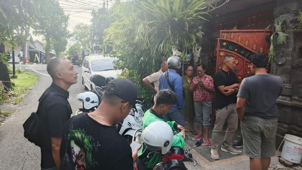 Polisi mendatangi rumah warga yang mengikat kucing-kucingnya di Jalan Kebo Iwa, Gianyar, Bali. (Foto: Polres Gianyar)