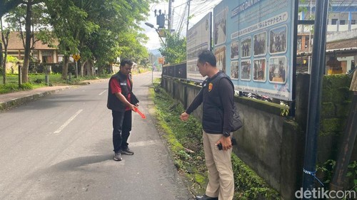 Polisi menunjukkan lokasi penjambretan terhadap lansia di wilayah Padangkerta, Karangasem, Bali, Kamis (12/2/2026). (Foto: I Wayan Selamat Juniasa/detikBali)