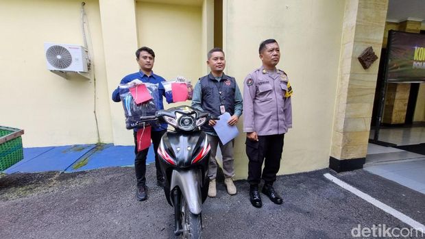 Polisi saat menunjukkan barang bukti motor yang digunakan pelaku ke lokasi kejadian, Kamis (12/2/2026).