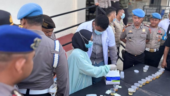 Polres Meranti saat melakukan tes urine beberapa waktu lalu (Dok Humas Polres Meranti)