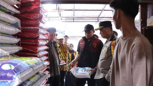 Polres Rohil mengecek harga dan stok bahan pokok di pasar jelang Ramadan, Kamis (12/2/2026).