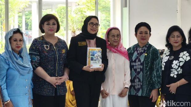 Potret kunjungan Solidaritas Istri Kabinet Indonesia Bersatu (SIKIB), dan Ketua Komisi IV DPR RI Siti Hediati Hariyadi, di SMA Unggulan CT ARSA Foundation Sukoharjo, Kamis (12/2/2026).