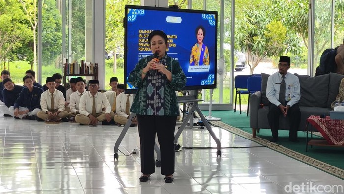 Potret kunjungan Solidaritas Istri Kabinet Indonesia Bersatu (SIKIB), dan Ketua Komisi IV DPR RI Siti Hediati Hariyadi, di SMA Unggulan CT ARSA Foundation Sukoharjo, Kamis (12/2/2026).
