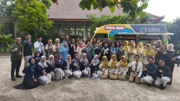 Potret kunjungan Solidaritas Istri Kabinet Indonesia Bersatu (SIKIB), dan Ketua Komisi IV DPR RI Siti Hediati Hariyadi, di SMA Unggulan CT ARSA Foundation Sukoharjo, Kamis (12/2/2026).