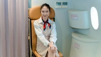 Kenapa Pramugari Selalu Duduk dengan Tangan di Pangkuan Saat di Pesawat?