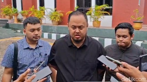 Kuasa hukum Cris Liyanti, Adhitya Nasution, saat memberikan keterangan kepada awak media di PN Kupang, Kamis (12/2/2026).
