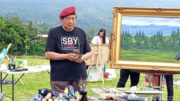Presiden ke-6 RI, SBY, melukis di Sawangan, lereng Merbabu, Magelang, Kamis (12/2/2026). Presiden ke-6 RI, SBY, melukis di Sawangan, lereng Merbabu, Magelang, Kamis (12/2/2026).