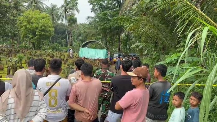 Proses ekshumasi di pemakaman Desa Suwawal Timur Kecamatan Pakis Aji, Jepara, Rabu (11/2/2026).