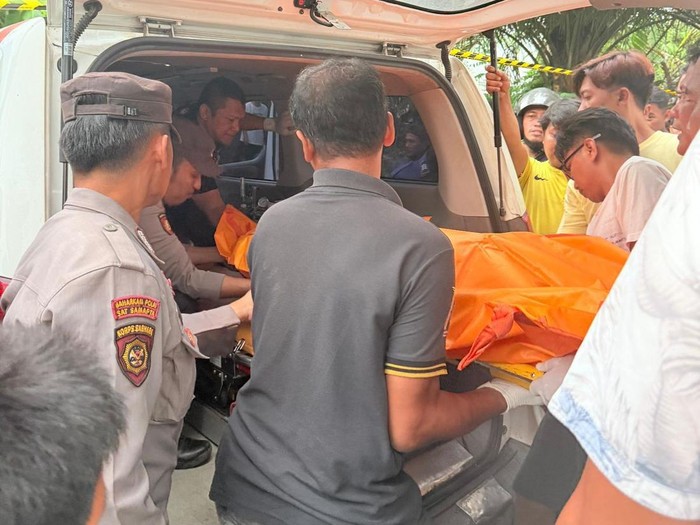 Proses evakuasi jasad remaja 14 tahun di PPU yang bunuh diri (dok Polsek Babulu Darat)