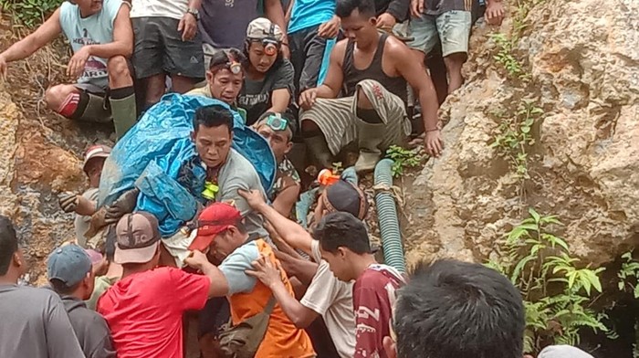 Proses evakuasi korban longsor di Lebong Bengkulu