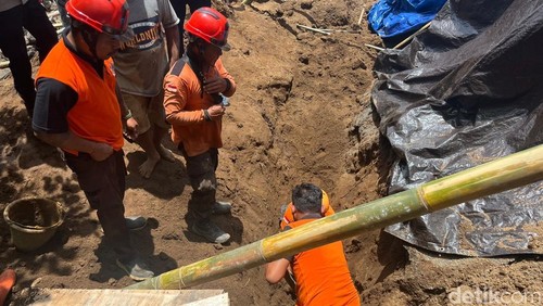 Proses evakuasi pekerja bangunan yang tertimbun longso di Banjar Tegenungan, Desa Kemenuh, Gianyar, Kamis (12/2/2026).