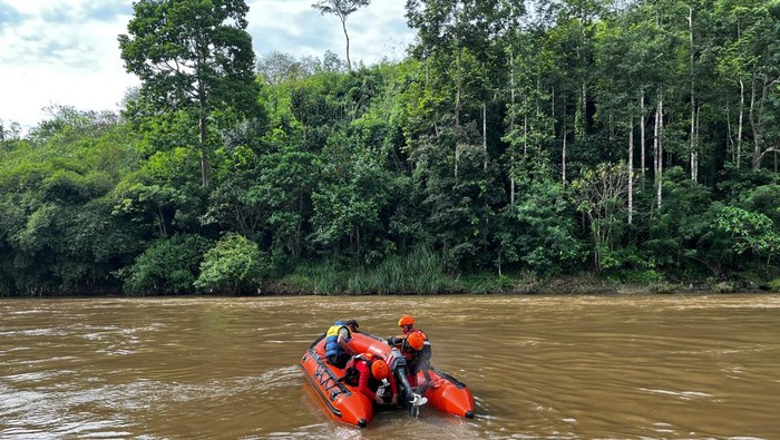 Proses pencarian warga Empat Lawang yang tenggelam di Sungai Musi