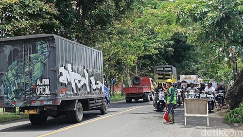 Proses perbaikan Jalan Denpasar-Gilimanuk tepatnya di Desa Dangintukadaya, Jembrana, Bali, Kamis (12/2/2026). (Foto: I Putu Adi Budiastrawan/detikBali)