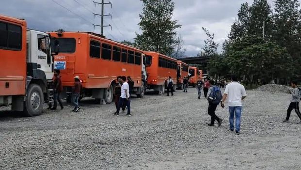 PT Freeport Indonesia menutup akses jalan utama ke Tembagapura setelah serangan OPM yang mengakibatkan satu anggota TNI gugur.