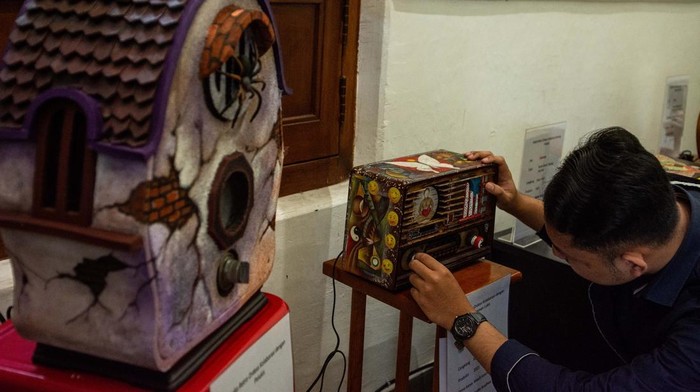 Pengunjung memutar tombol pada koleksi radio antik yang dipamerkan di Museum Kavaleri TNI AD, Bandung, Jawa Barat, Kamis (12/2/2026). Sebanyak 50 koleksi radio antik dari tahun 1901 hingga 1950an produksi Eropa dan Indonesia ditampilkan sebagai rangkaian memperingati Hari Radio Sedunia sekaligus program Pemerintah Kota Bandung yakni Bandung Punya Cerita. ANTARA FOTO/Novrian Arbi